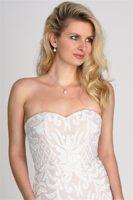 Smyckeset med pärlörhängen och pärlhalsband