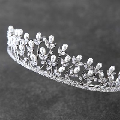 Tiara till bal och bröllop, smyckad med pärlor